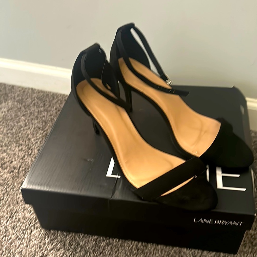 Black Strappy Wide Heels. Smoke free